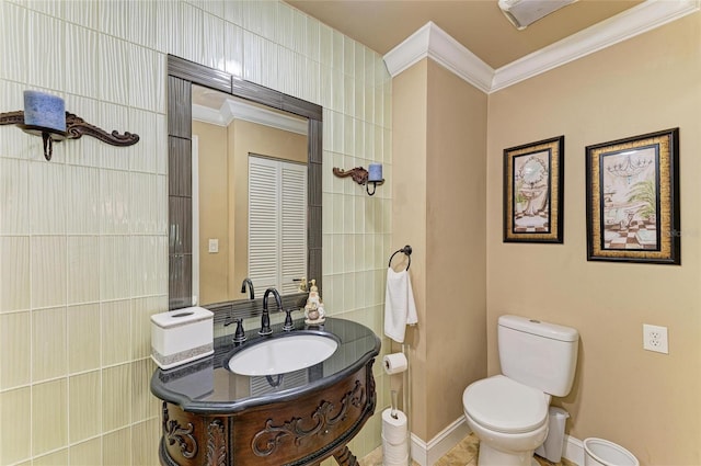 2726 Desoto Rd, Sarasota, FL 34234 - bathroom featuring ornamental molding, toilet, vanity, and baseboards