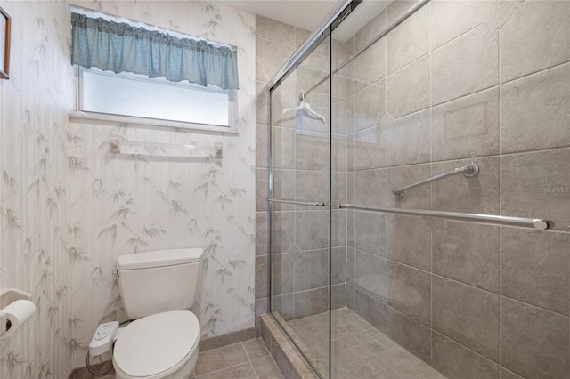 4310 Falmouth Dr Unit 307, Longboat Key, FL 34228 - full bath with toilet, tiled shower, wallpapered walls, and tile patterned flooring