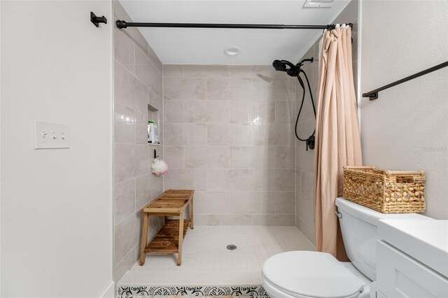 440 42nd St N, Saint Petersburg, FL 33713 - bathroom with toilet, tiled shower, and vanity