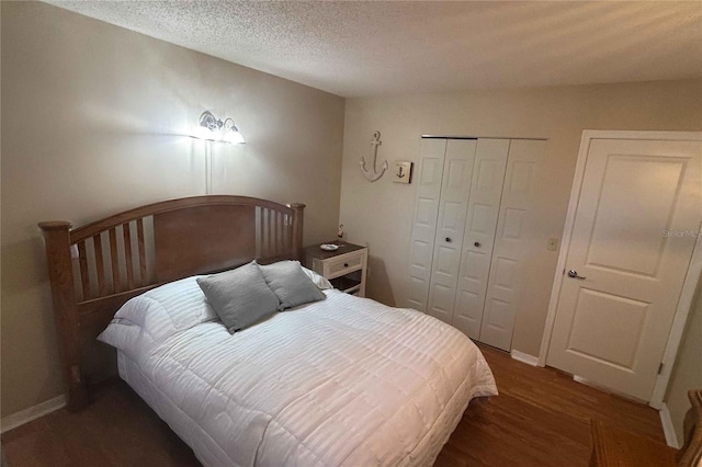1111 Harefield Cir, Sun City Center, FL 33573 - bedroom featuring wood finished floors, a textured ceiling, a closet, and baseboards