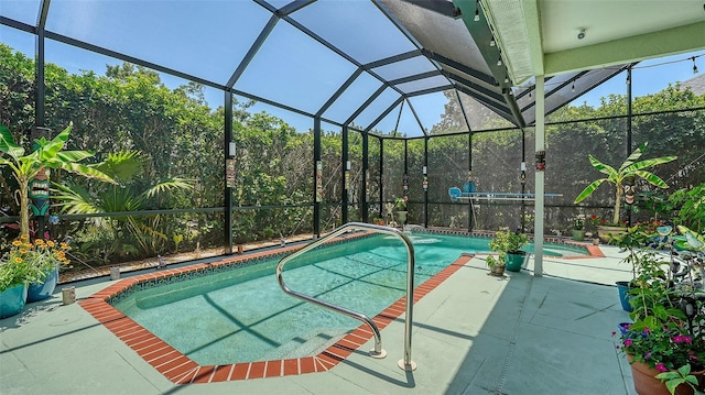 4612 4th Ave E, Bradenton, FL 34208 - swimming pool featuring a hot tub, a patio, and glass enclosure