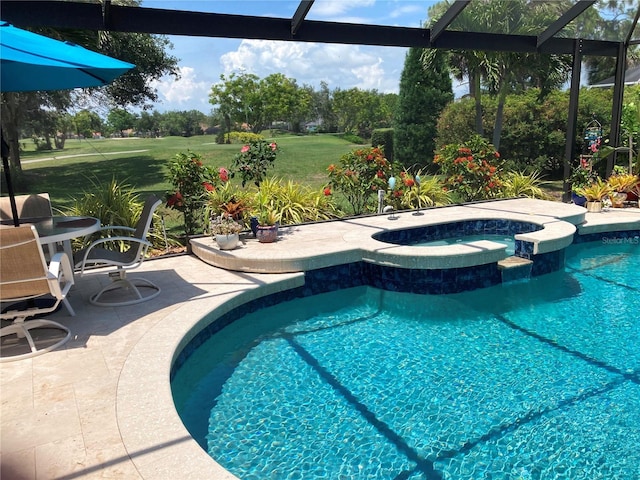 2149 Muskogee Trl, Nokomis, FL 34275 - view of pool with a pool with connected hot tub, a patio area, and a lanai