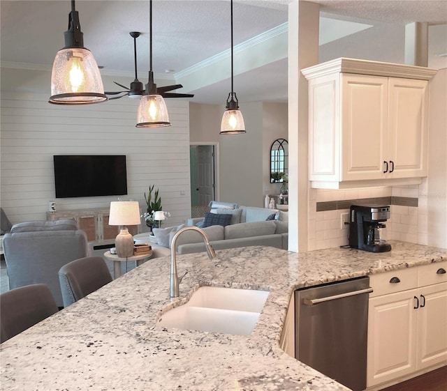 2149 Muskogee Trl, Nokomis, FL 34275 - kitchen featuring open floor plan, a sink, crown molding, stainless steel dishwasher, and ceiling fan