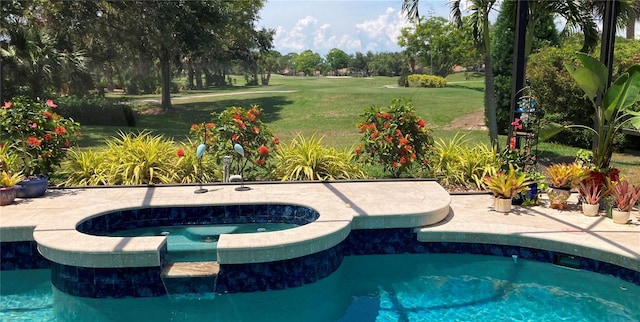 2149 Muskogee Trl, Nokomis, FL 34275 - view of pool featuring a lawn and a pool with connected hot tub