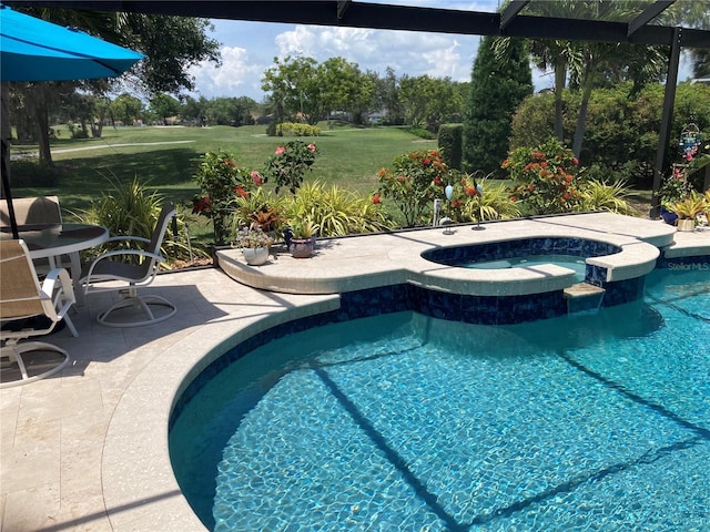 2149 Muskogee Trl, Nokomis, FL 34275 - view of swimming pool featuring a pool with connected hot tub, a patio, and a yard
