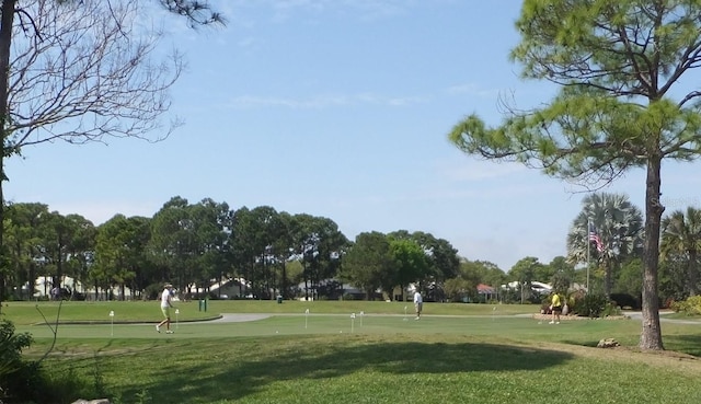 2149 Muskogee Trl, Nokomis, FL 34275 - surrounding community featuring a putting area, a yard, and golf course view