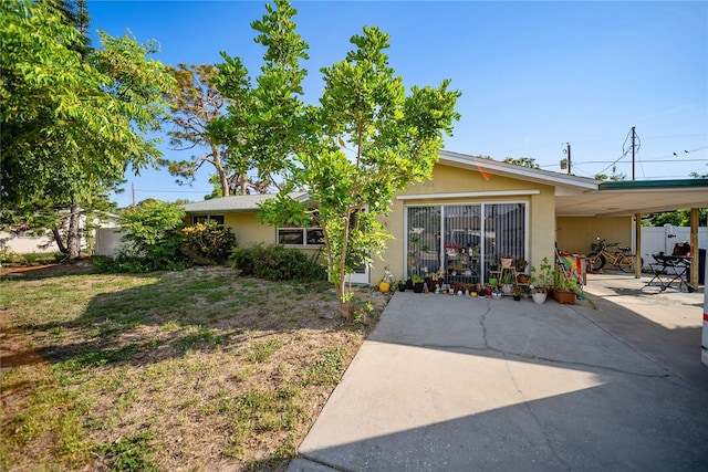 3468 Roslyn Rd, Venice, FL 34293 - view of front facade featuring a patio and a front lawn