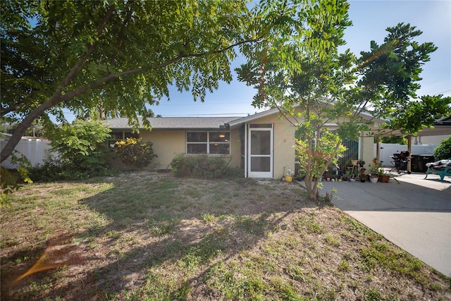 3468 Roslyn Rd, Venice, FL 34293 - single story home with stucco siding