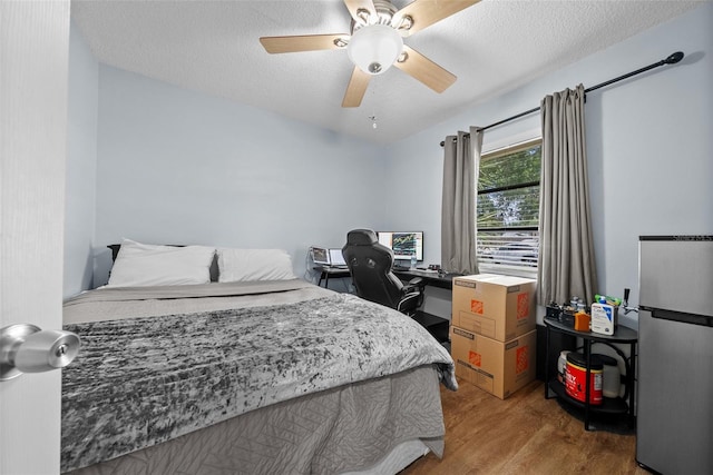4076 Vana Dr, Sarasota, FL 34241 - bedroom featuring wood finished floors, a ceiling fan, and a textured ceiling