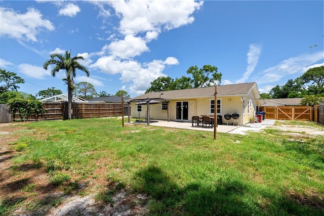 4076 Vana Dr, Sarasota, FL 34241 - back of property with a patio area