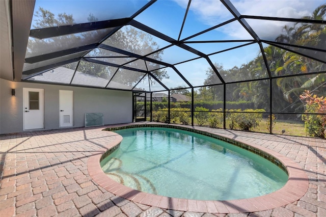 4473 Diamond Cir S, Sarasota, FL 34233 - swimming pool featuring a patio area and a lanai