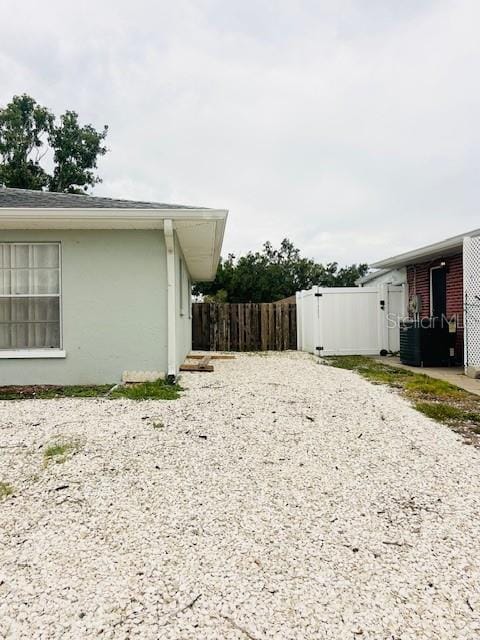 8409 43rd Ave W, Bradenton, FL 34209 - view of yard featuring gravel driveway