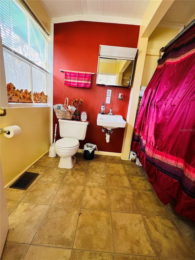 1019 10th Ave W, Bradenton, FL 34205 - full bathroom featuring toilet, a sink, tile patterned floors, curtained shower, and crown molding