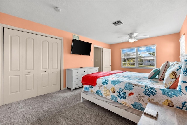 1723 Laramie St, Sarasota, FL 34231 - bedroom featuring carpet flooring, a closet, a ceiling fan, and a textured ceiling