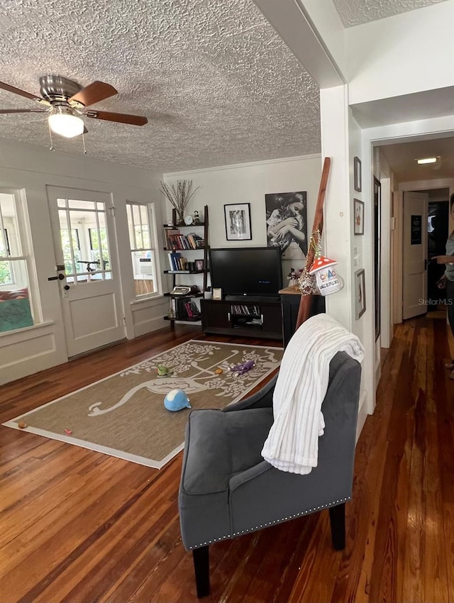 783 30th Ave N, Saint Petersburg, FL 33704 - living area featuring wood finished floors, a textured ceiling, and ceiling fan