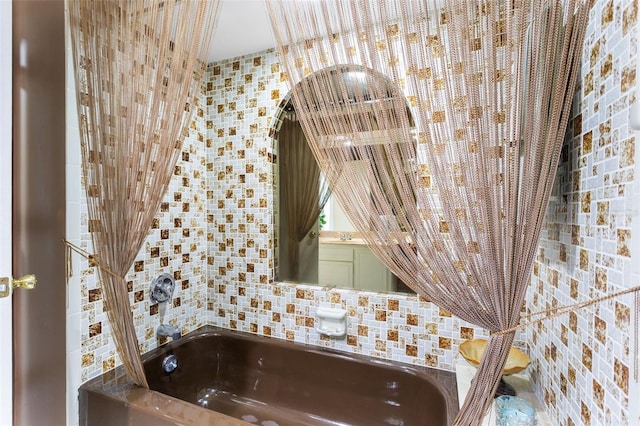4210 SE 20th Pl Unit A8, Cape Coral, FL 33904 - bathroom featuring backsplash and a tub