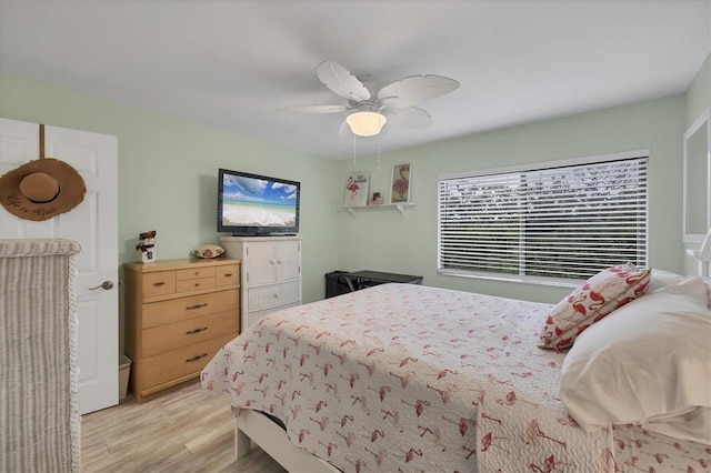 2740 Orchid Oaks Dr Unit 304, Sarasota, FL 34239 - bedroom with light wood-style floors and a ceiling fan