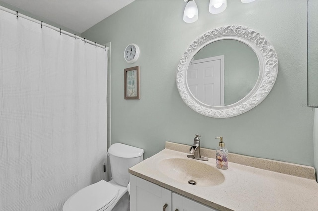 2740 Orchid Oaks Dr Unit 304, Sarasota, FL 34239 - full bath featuring toilet, vanity, and curtained shower