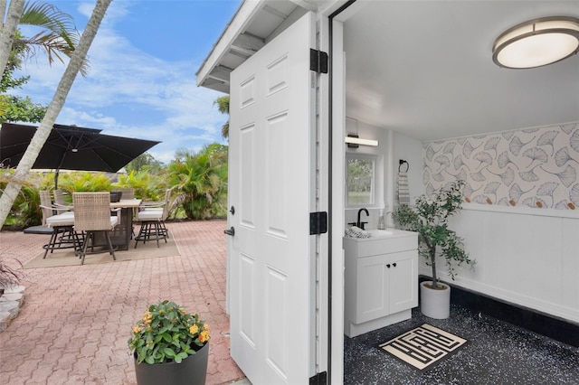 404 Bayshore Rd, Nokomis, FL 34275 - view of patio with a sink and outdoor dining space
