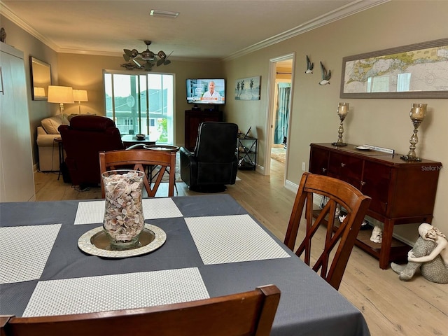 3272 Lake Bayshore Dr Unit 515, Bradenton, FL 34205 - dining area featuring crown molding, light wood-style flooring, and a ceiling fan