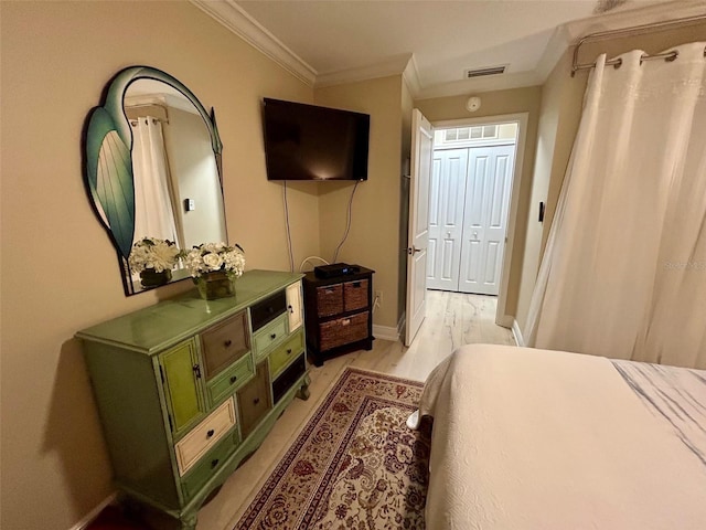 3272 Lake Bayshore Dr Unit 515, Bradenton, FL 34205 - bedroom featuring crown molding, baseboards, and light wood-style floors