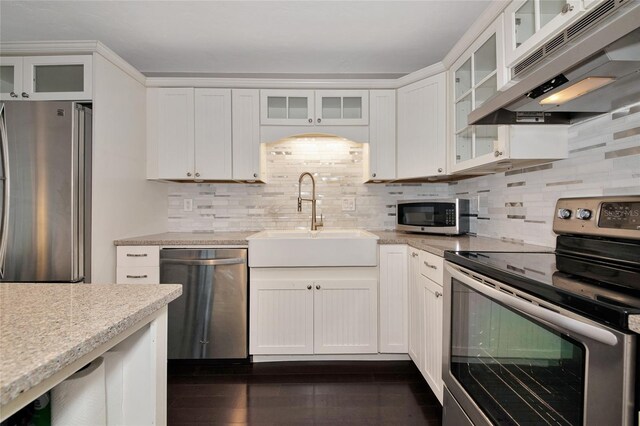 2363 Milford Cir, Sarasota, FL 34239 - kitchen with stainless steel appliances, a sink, under cabinet range hood, and white cabinetry