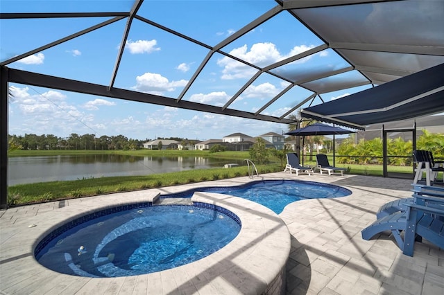 10423 Morning Marsh Ln, Parrish, FL 34219 - swimming pool featuring an in-ground hot tub, a water view, a patio area, and a lanai