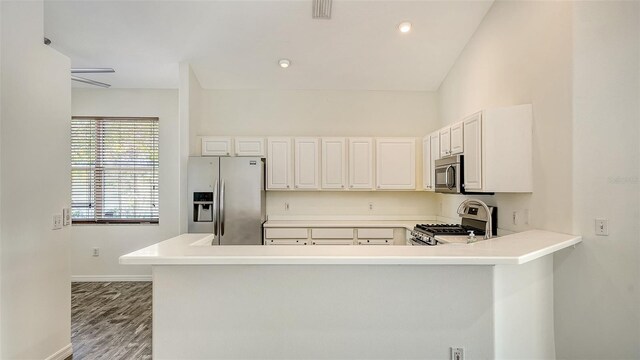 6213 Willet Ct, Lakewood Ranch, FL 34202 - kitchen with stainless steel appliances, baseboards, wood finished floors, a peninsula, and light countertops