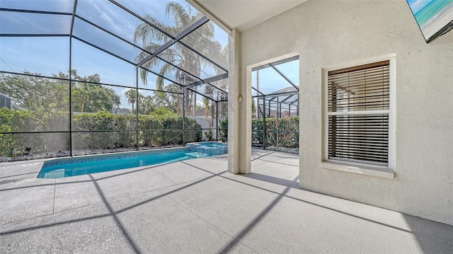 6213 Willet Ct, Lakewood Ranch, FL 34202 - view of swimming pool featuring a patio, a pool with connected hot tub, and glass enclosure