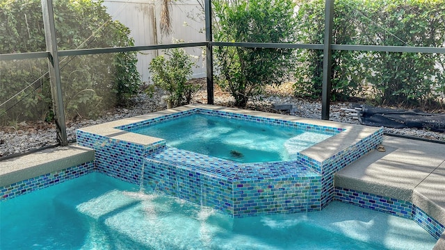 6213 Willet Ct, Lakewood Ranch, FL 34202 - outdoor pool featuring an in-ground hot tub and glass enclosure