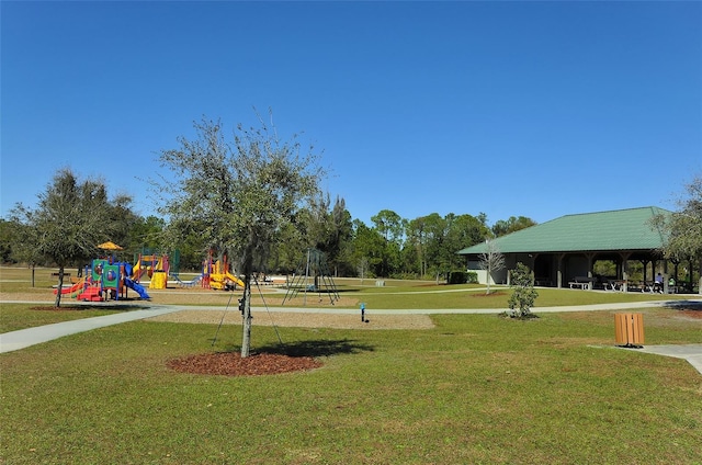 6213 Willet Ct, Lakewood Ranch, FL 34202 - view of property's community featuring a lawn