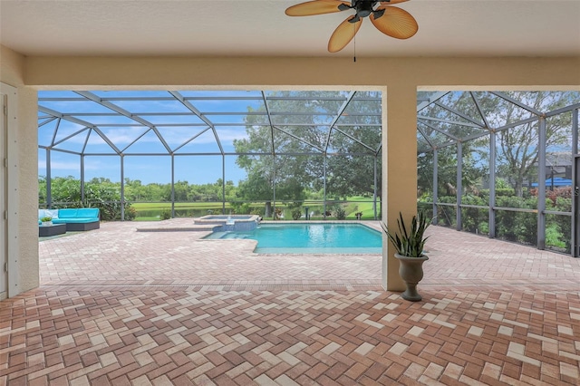 12710 Stone Ridge Pl, Lakewood Ranch, FL 34202 - view of swimming pool featuring an outdoor hangout area, a patio, a pool with connected hot tub, view of wooded area, and a ceiling fan