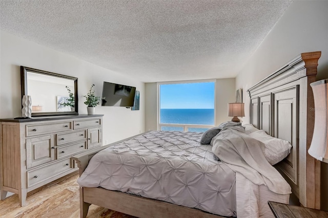 2425 Gulf Of Mexico Dr Unit 14B, Longboat Key, FL 34228 - bedroom featuring a textured ceiling