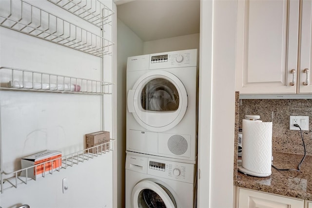 2425 Gulf Of Mexico Dr Unit 14B, Longboat Key, FL 34228 - laundry area featuring stacked washing machine and dryer