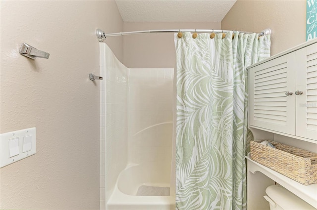 7410 61st St E, Palmetto, FL 34221 - full bath featuring shower / bath combo, a textured ceiling, and a textured wall