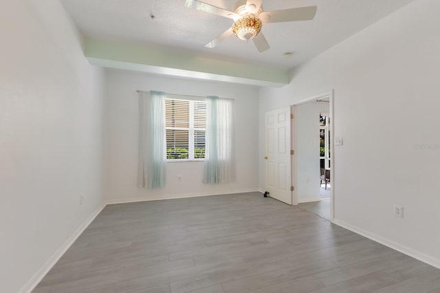 3402 Parkridge Cir, Sarasota, FL 34243 - unfurnished room featuring light wood-style floors, ceiling fan, and baseboards