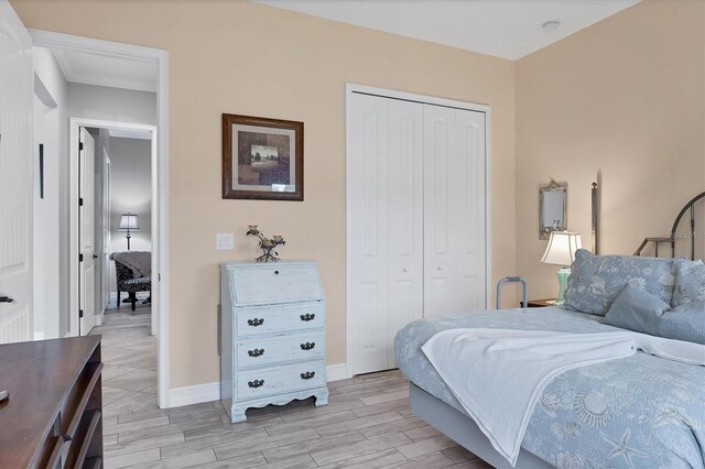 6636 35th Ct E, Sarasota, FL 34243 - bedroom featuring a closet, light wood-style flooring, and baseboards