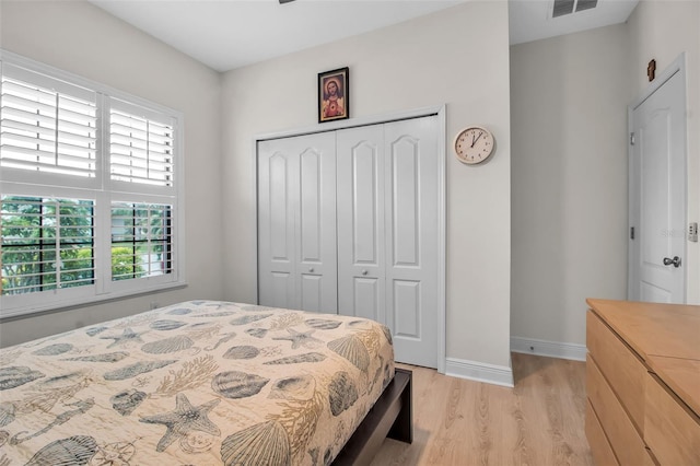 3712 76th St E, Palmetto, FL 34221 - bedroom featuring light wood-style floors, multiple windows, a closet, and baseboards