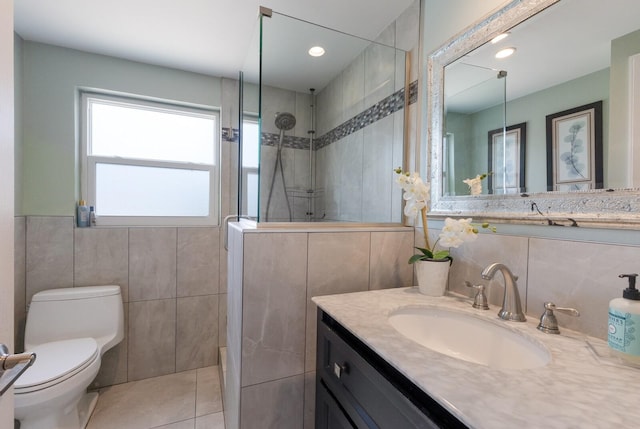 715 Fontana Ln, Bradenton, FL 34209 - bathroom featuring tile walls, tiled shower, vanity, toilet, and tile patterned floors