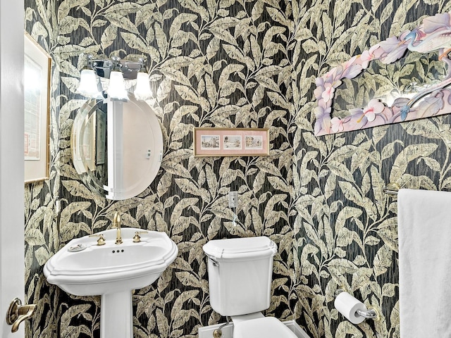 1233 N Gulfstream Ave Unit 401, Sarasota, FL 34236 - bathroom with wallpapered walls and toilet