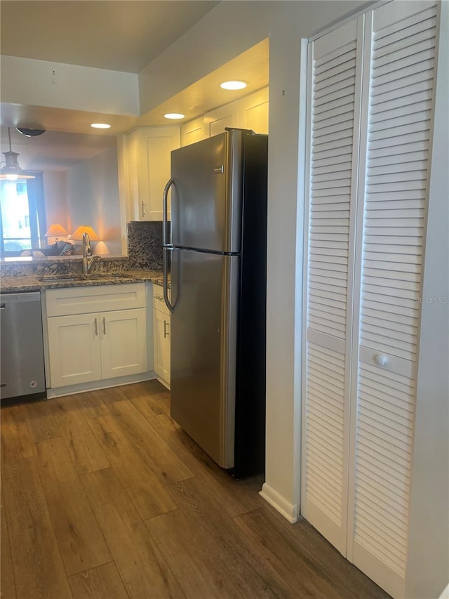 4520 47th Ave W Unit 103, Bradenton, FL 34210 - kitchen with stainless steel appliances, a sink, wood finished floors, white cabinetry, and recessed lighting