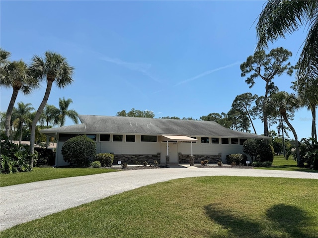 3752 Collins St Unit 508, Sarasota, FL 34232 - ranch-style house with a front lawn and curved driveway
