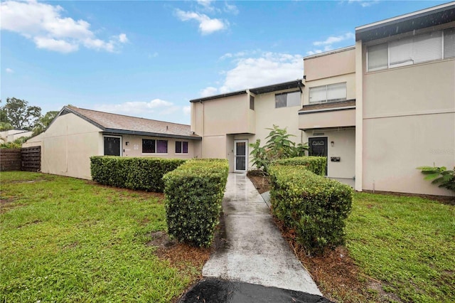6860 Whitman Ct Unit 32B, Sarasota, FL 34243 - view of front of house with stucco siding and a front yard