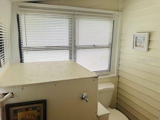 1412 12th Ave W, Bradenton, FL 34205 - half bath featuring toilet