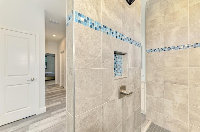 2546 Malibu Ln, North Port, FL 34286 - bathroom featuring a tile shower, wood finished floors, and recessed lighting