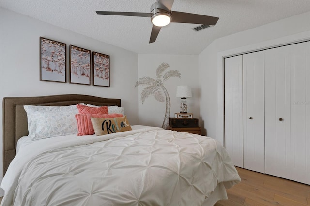 4120 51st Dr W, Bradenton, FL 34210 - bedroom featuring wood finished floors, a closet, a textured ceiling, and ceiling fan