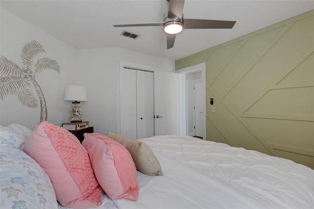 4120 51st Dr W, Bradenton, FL 34210 - bedroom featuring a closet, ceiling fan, and a textured ceiling