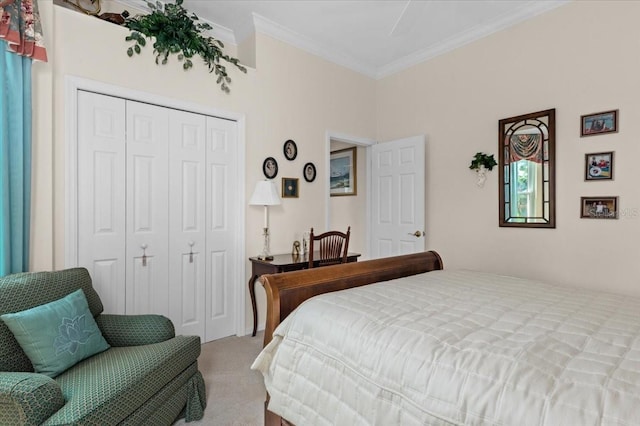 7513 Coventry Ct, Lakewood Ranch, FL 34202 - bedroom with carpet floors, a closet, and ornamental molding