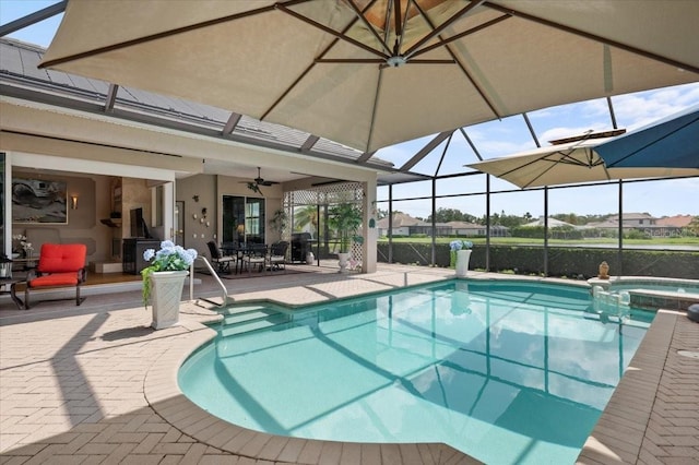 7513 Coventry Ct, Lakewood Ranch, FL 34202 - view of pool featuring a patio, a pool with connected hot tub, a lanai, a ceiling fan, and outdoor dining area