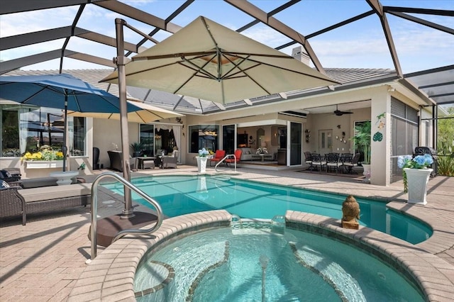 7513 Coventry Ct, Lakewood Ranch, FL 34202 - view of pool featuring a patio, a pool with connected hot tub, outdoor dining area, ceiling fan, and a lanai